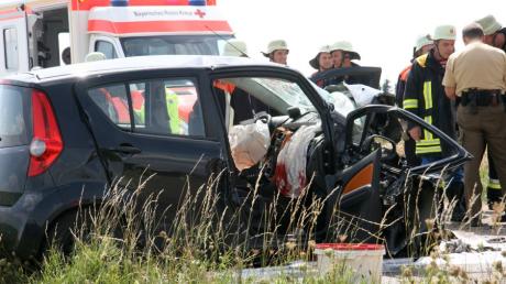 Ein schwerer Unfall hat sich am Mittwochmittag auf der Straße zwischen Birkhausen und Maihingen ereignet. Dabei wurden zwei Männer im Alter von 52 und 25 Jahren lebensgefährlich verletzt.