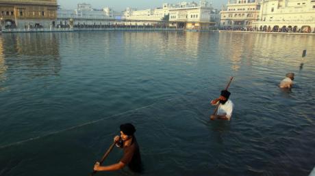 Mindistens sechs Kinder starben bei der Säuberung eines Teichrandes. Der Teich sollte für ein hinduistisches Fest vorbereitet werden. 