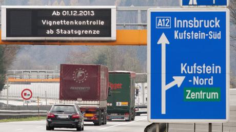 Die Pickerl-Pflicht an der österreichischen Grenze lenkt den Verkehr durch bayerische Grenzorte. 