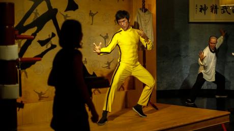 Mehr als ein Dutzend Requisiten von Kampfsportlegende Bruce Lee sollen versteigert werden. Darunter auch sein selbst entworfener gelben Kampfanzug.