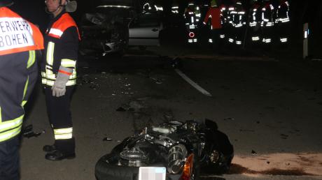 Bei einem Frontalzusammenstoß zwischen einem Motorrad und einem Auto wurden fünf Menschen verletzt, drei davon schwer.