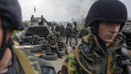Ukrainische Soldaten warten in der Nähe von Slowjansk auf weitere Anweisungen. Die Lage im Osten des Landes eskaliert.