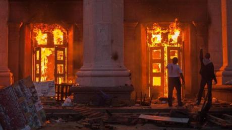 Viele Menschen sterben qualvoll in dem brennenden Gewerkschaftshaus in Odessa.
