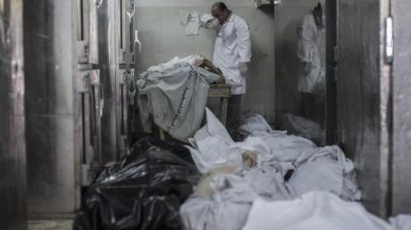 Er hält den Anblick nicht mehr aus: Ein palästinensischer Arzt bricht beim Anblick von vier toten Kindern in der Leichenhalle in Tränen aus.