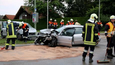 Zwei Verletzte und etwa 20 000 Euro Sachschaden sind die Bilanz eines Unfalls, der sich gestern gegen 16.20 Uhr auf der B 10 in Burgau ereignet hat.
