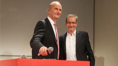 Brandenburgs ehemaliger Ministerpräsident Matthias Platzeck (SPD, rechts) und sein Nachfolger, SPD-Spitzenkandidat Dietmar Woidke feiern in Potsdam nach der Landtagswahl.