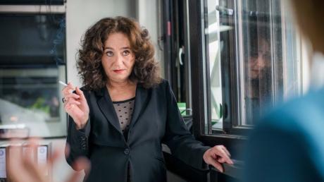 Staatsanwältin Wilhelmine Klemm (Mechthild Großmann) lässt sich das Rauchen von keinem Arzt verbieten.