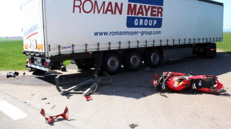 Ein Motorradfahrer ist bei einem Zusammenstoß mit einem Lastwagen gestorben. Der Mann wollte den Laster auf der Straße zwischen Oettingen und Harburg überholen.