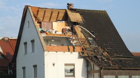 In Gebenhofen im Kreis Aichach-Friedberg hat das Unwetter unglaubliche Schäden angerichtet.