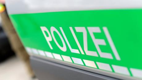 Ein 18-Jähriger und ein 19-Jährigen aus Augsburg kletterten alkoholisiert einen Schornstein in Haunstetten hinauf. 