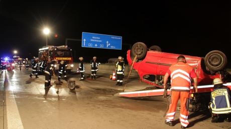 Eine Autofahrerin ist bei einem Verkehrsunfall auf der A8 bei Adelzhausen am Montagabend schwer verletzt worden.