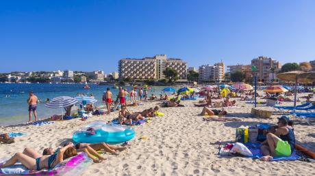 Urlauber auf Mallorca: Touristen müssen vom 1. Juli an bis zu zwei Euro pro Nacht und Person zahlen. Kassiert wird bei Ankunft im Hotel.