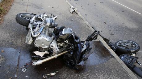 Ein Motorradfahrer ist nach einem Unfall bei Vöhringen (Kreis Neu-Ulm) gestorben.