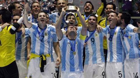 Das Team von Argentinien feiert den Sieg im Finale der Futsal-WM in Kolumbien. Die UEFA Futsal Euro startet am 19. Januar in den Niederlanden. Termine, Spielplan und Infos zur Übertragung im Free-TV und Live-Stream hier. 