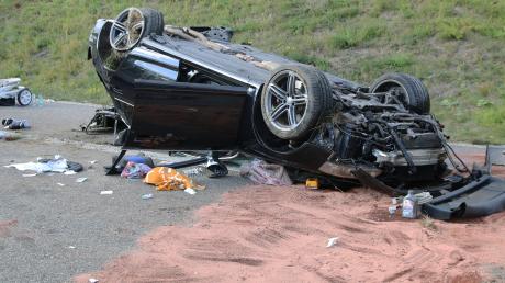 Am Samstag hat sich ein Auto auf der A8 überschlagen. Die Beifahrerin wurde dabei schwer verletzt.