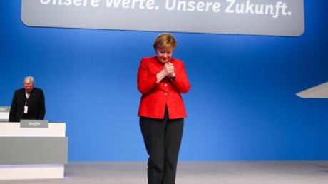 Die CDU-Bundesvorsitzende und Bundeskanzlerin Angela Merkel nimmt nach ihrer Rede beim Bundesparteitag in Essen den Applaus der Delegierten entgegen.