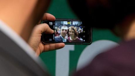 Die beiden Spitzenkandidaten der Grünen, Cem Özdemir und Katrin Göring-Eckardt, machen auf der Pressekonferenz zu ihrer Wahl ein Selfie.