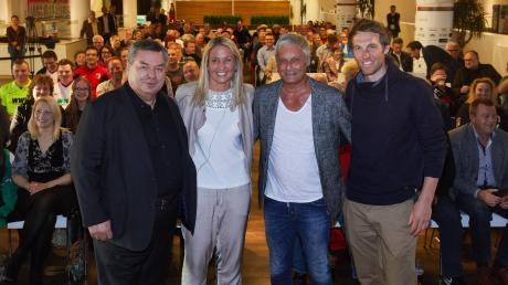 Waldemar Hartmann, Box-Weltmeisterin Nikki Adler, Fußballtrainer Armin Veh und Skifahrer Fritz Dopfer (von links) waren auf Einladung des FCA zu Gast in der WWK Arena.