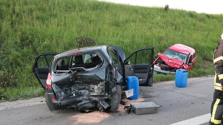 Auf der A8 wurden zwei Menschen bei einem Unfall verletzt. 