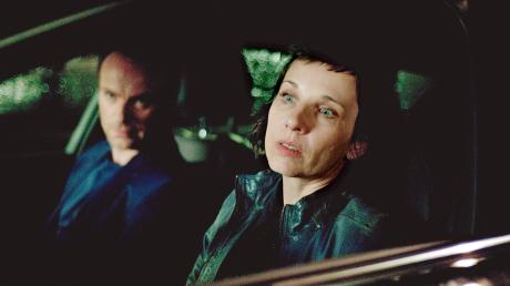 Szene aus dem Berliner Tatort "Amour fou": Robert Karow (Mark Waschke) und Nina Rubin (Meret Becker) verfolgen einen Verdächtigen.