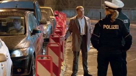 Thorsten Lannert (Richy Müller) braucht für die Ermittlung die Unterstützung der Schutzpolizei. Szene aus dem Stuttgart-Tatort "Stau", der als Wiederholung heute im Ersten läuft.