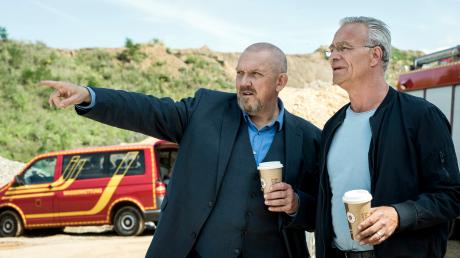 Die Kommissare Freddy Schenk (Dietmar Bär) und Max Ballauf (Klaus J. Behrendt) ermitteln in einer Szene des Tatorts "Mitgehangen".