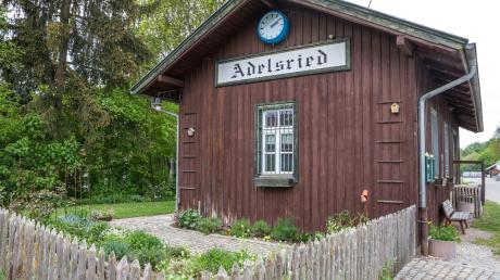 Der stillgelegte Bahnhof von Adelsried wurde Ende der 90er Jahre an den Gartenbau- und Landschaftspflegeverein verpachtet.