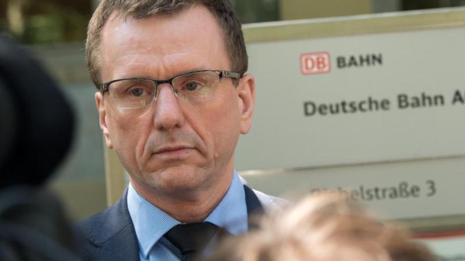 Klaus-Dieter Josel, Konzernbeauftragter der Deutschen Bahn AG für Bayern, gibt in München ein Statement zum Zugunglück in Aichach ab.
