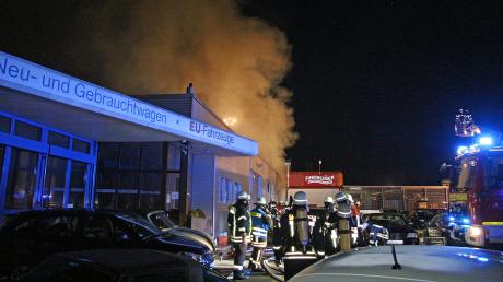 In Senden hat die Feuerwehr einen Brand in einem Autohaus gelöscht.