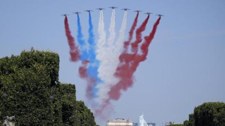 Farb-Panne während einer Flugshow zum französischen Nationalfeiertag: Eines der Flugzeuge, die Rauchspuren in den Farben der Flagge hinter sich herziehen sollten, war falsch beladen.