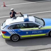 Auf der A8 hat sich nahe Jettingen-Scheppach ein Verkehrsunfall nach einem gefährlichen Überholmanöver ereignet. 