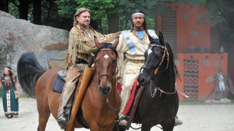 Matthias M. als Winnetou und Helmut Urban als Old Shatterhand reiten durch die Westerncity in Dasing. 