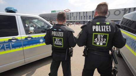 Bei einem Fußball-Bundesligaspiel sind mehrere Hundert Polizisten im Einsatz. Beim Eishockeyspiel in Sonthofen gab es nur 18 Ordner.  