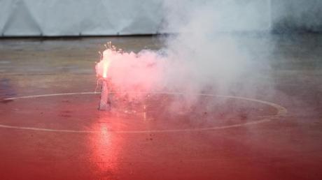 Pyrotechnik haben Fans des HC Landsberg in Füssen gezündet.