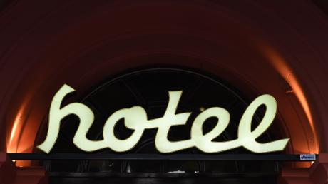 Hotelgäste haben in Reutti eine Rechnung über 600 Euro geprellt. Die Polizei ermittelt wegen Einmietbetrugs. 