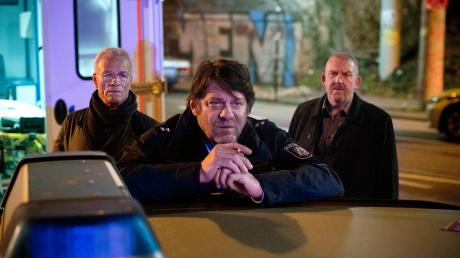 Szene aus dem Tatort "Weiter, immer weiter": Die Kommissare Max Ballauf (Klaus J. Behrendt) und Freddy Schenk (Dietmar Bär) befragen den Polizisten und Augenzeugen Frank Lorenz.