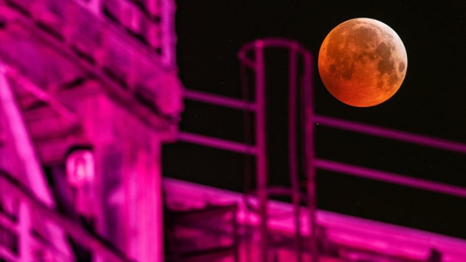 Der Vollmond als roter Blutmond am Himmel: So ist er bei einer totalen Mondfinsternis zu sehen.