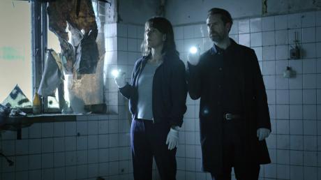Doreen Brasch (Claudia Michelsen) und Dirk Köhler (Matthias Matschke) in einer Szene des "Polizeiruf 110: Zehn Rosen".