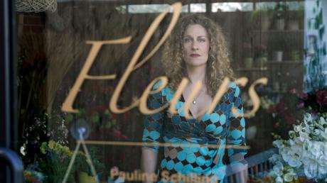 Pauline Schilling (Alessija Lause), die nach einer Geschlechtsumwandlungein Blumengeschäft betreibt, steht im Zentrum des "Polizeiruf 110: Zehn Rosen".