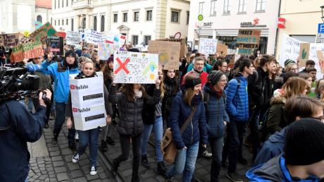 Zuletzt demonstrierten Augsburger Schüler an einem Freitag Nachmittag. Nun ist auch wieder eine Aktion am Vormittag geplant.  
