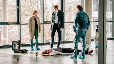 Szene aus dem Franken-Tatort "Ein Tag wie jeder andere": Paula Ringelhahn (Dagmar Manzel) und Felix Voss (Fabian Hinrichs)  betrachten die Leiche von Katrin Tscherna.