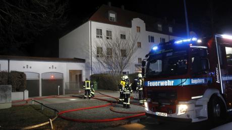 In einer Tiefgarage im Augsburger Univiertel hat es in der Nacht auf Montag gebrannt. 40 Anwohner mussten aus den Wohnungen evakuiert werden.