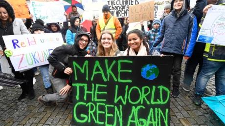 Das Schild mit der Aufschrift "Make the world green again" streikten Schüler in Günzburg.