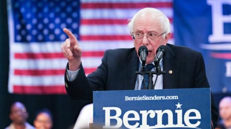 North Charleston: Senator Bernie Sanders spricht bei einer Wahlkampfveranstaltung für US-Präsidentschaftswahl 2020 vor Anhängern.