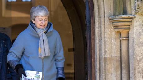 Die britische Premierministerin Theresa May wird die Europäische Union Berichten zufolge um einen kurzen Brexit-Aufschub von etwa drei Monaten bitten.