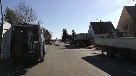 Gasalarm im Augsburger Stadtteil Göggingen: Da nach Baggerarbeiten Gas austrat, war die Lindauer Straße gesperrt. Zwei Häuser wurden evakuiert.