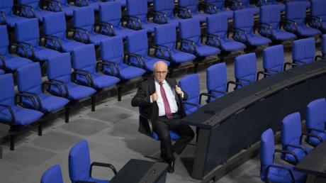 Seit 1990 sitzt er im Bundestag, doch so einsam war es um Volker Kauder wohl selten. Der ehemalige Fraktionsvorsitzende von CDU/CSU ist etwas zu pünktlich zur 90. Sitzung des Parlaments erschienen.