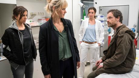 Nora Dalay (Aylin Tezel) und Martina Bönisch (Anna Schudt) sind irritiert über ihren Vorgesetzten Peter Faber (Jörg Hartmann): Szene aus dem Dortmund-Tatort "Inferno".