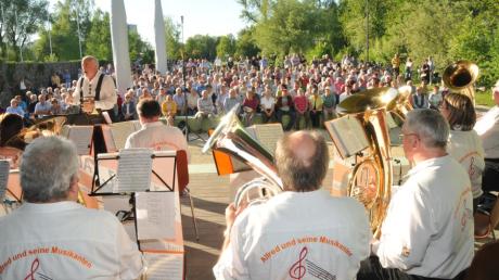 Zum Auftakt der Serenadenkonzerte 2018 spielten "Alfred und seine Musikanten" bei bestem Wetter im Stadtpark Senden.