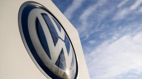 Das Volkswagen-Logo auf dem Werksgelände in Wolfsburg. Der Diesel-Skandal ist für den Konzern noch lange nicht ausgestanden. 